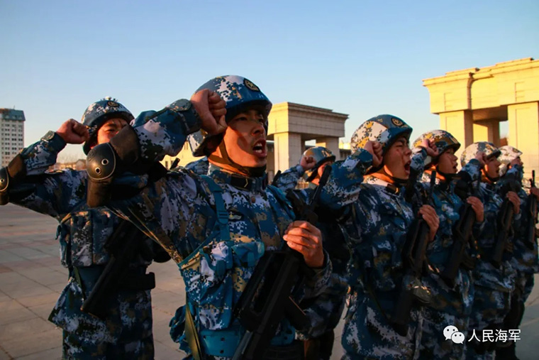正式加入战斗序列,新水兵向荣誉战旗庄严宣誓! - 中国军网