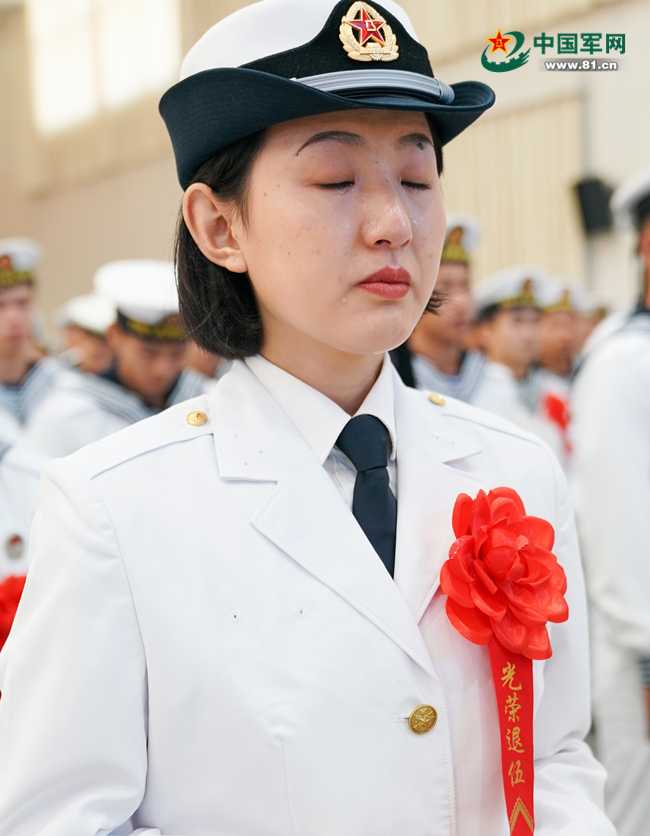 海军陆战队某旅组织2020年度退役士兵向军旗告别仪式