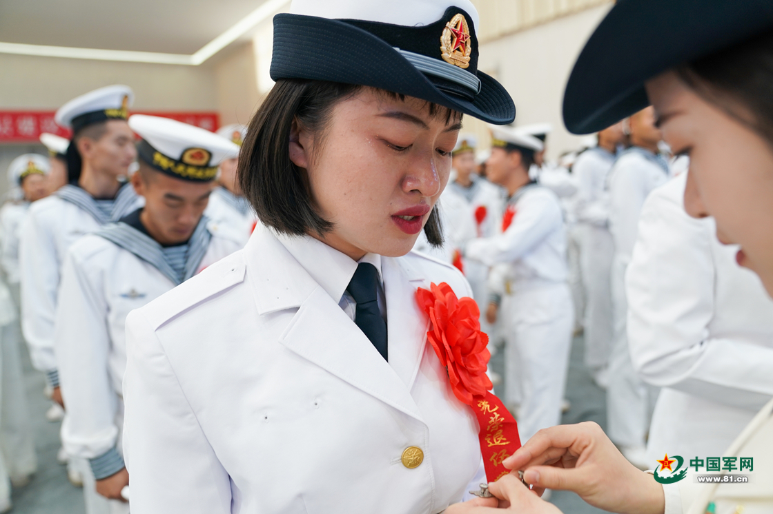 海军陆战队某旅组织2020年度退役士兵向军旗告别仪式