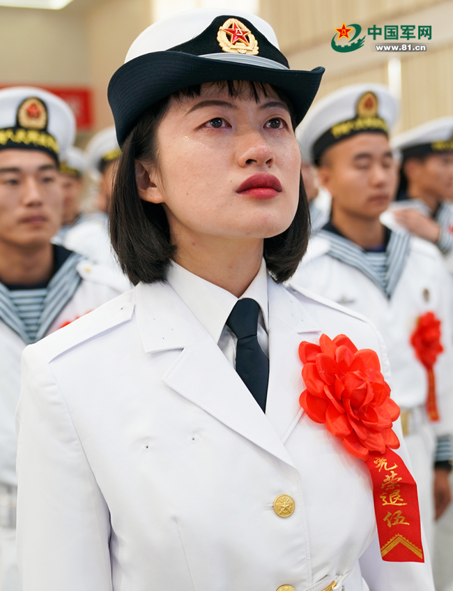 海军陆战队某旅组织2020年度退役士兵向军旗告别仪式