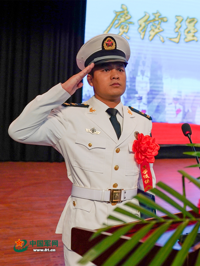 海军陆战队某旅组织2020年度退役士兵向军旗告别仪式