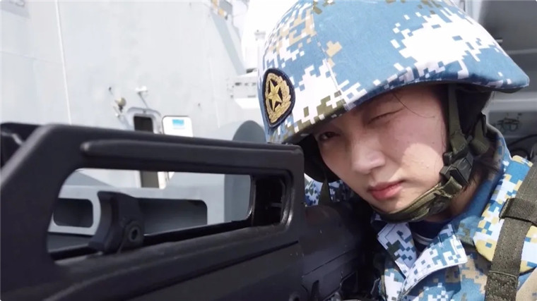 22岁,她手持武器与海盗对峙