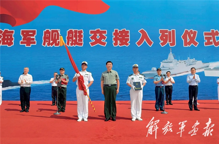 《解放军画报》披露海军三型主战舰艇集中交接入列仪式多幅大片,带您