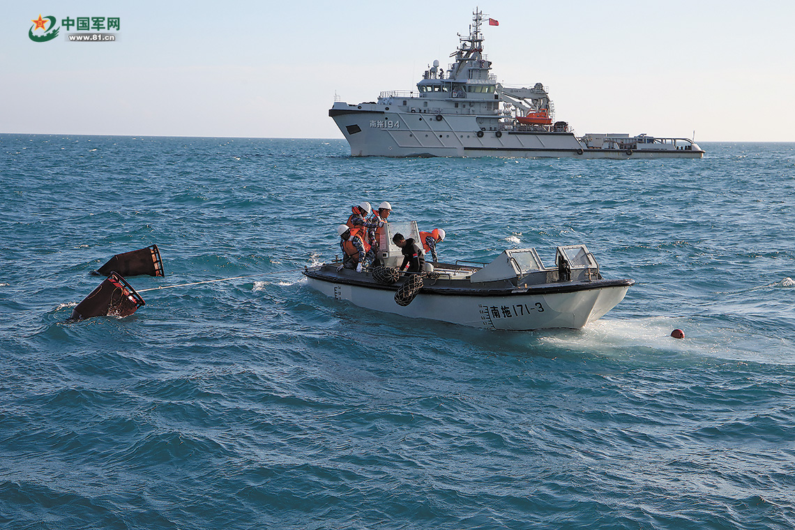 南部战区海军某支队开展海上救援训练 - 中国军网