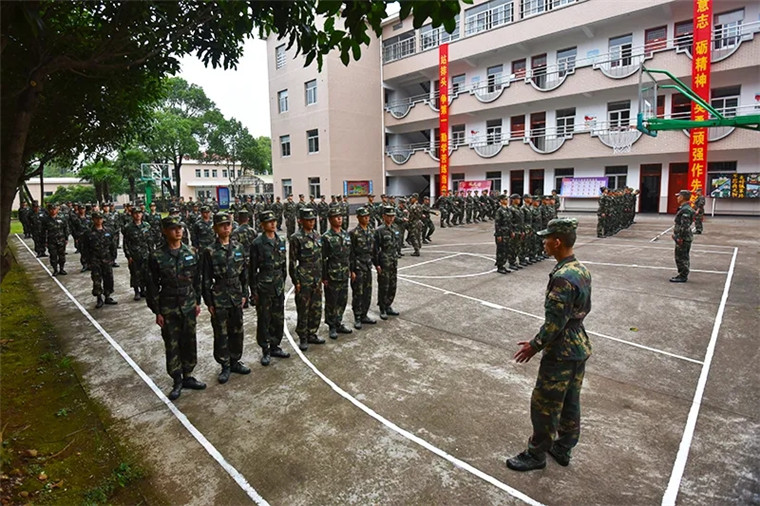 纷纷表示 以顽强的意志,拼搏的斗志 扎根军营 投入接下来的训练中