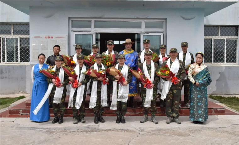 满满的感动,洁白的哈达,正是官兵对抗疫英雄的最好表达!