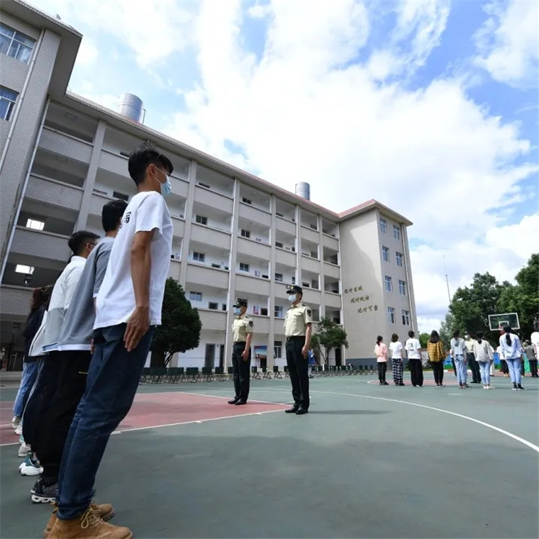 党日活动最后,研究生们在卡片上写下感悟与敬意,郑重递给官兵.