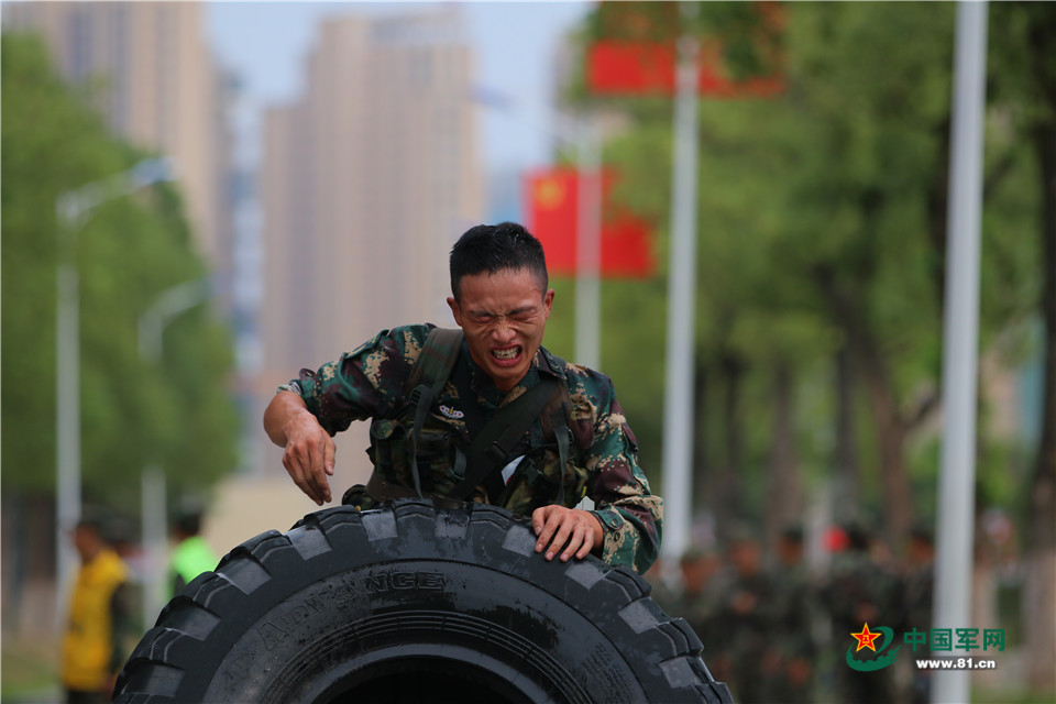 这场比武"东风快递小哥"燃爆了! - 中国军网