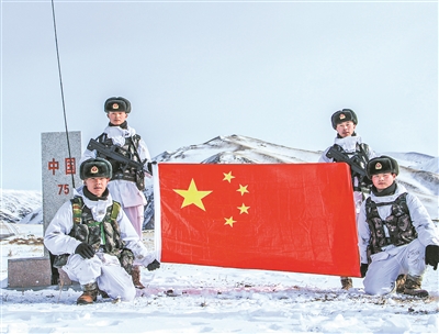 寒冬时节,新疆塔城军分区某边防连组织官兵巡逻边防线.