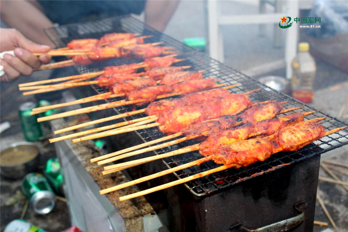 兵哥哥带你来看看部队里的烧烤大餐 - 中国军网