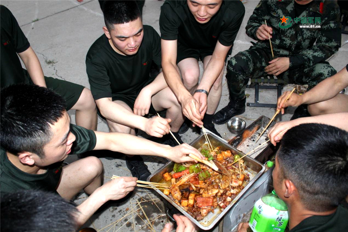 兵哥哥带你来看看部队里的烧烤大餐