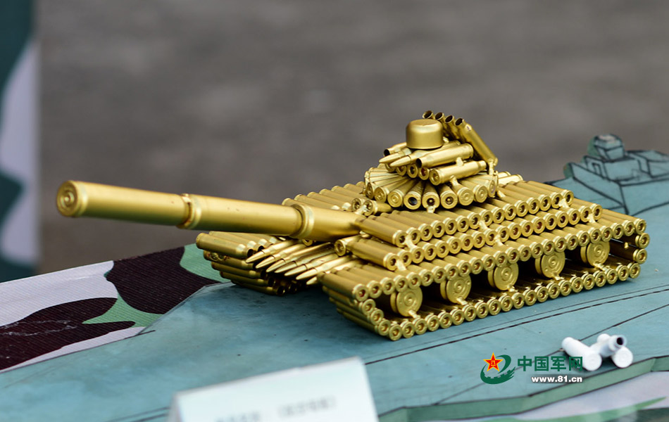 用弹壳制作的工艺品.廖键 摄影