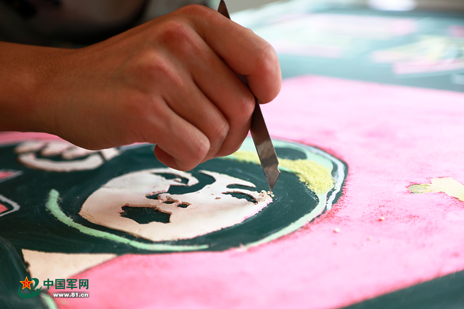 武警官兵这黑板报画的简直666啊