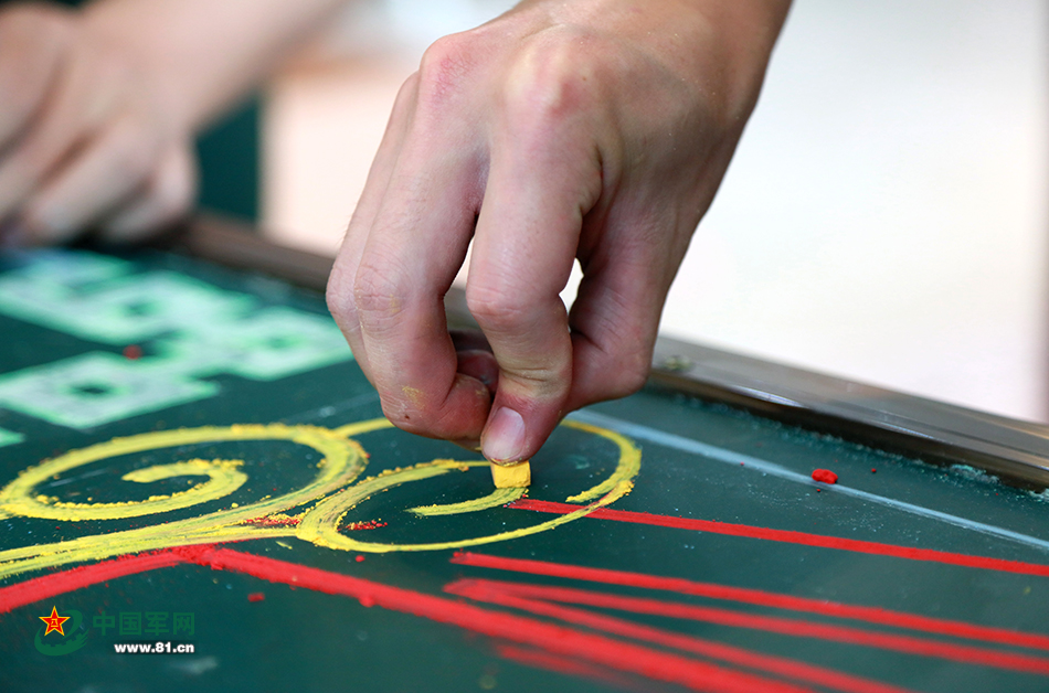 武警官兵这黑板报画的简直666啊