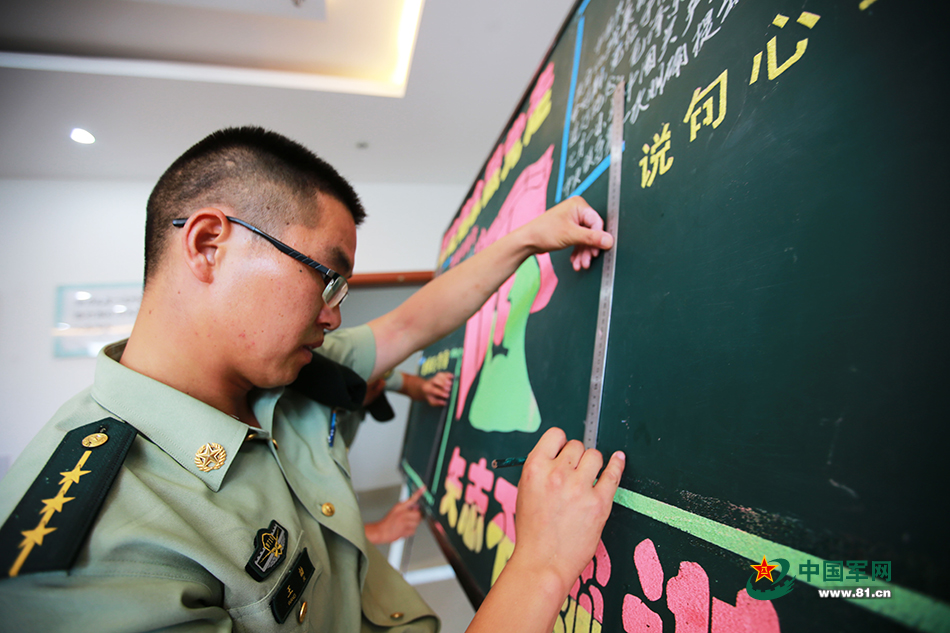 武警官兵这黑板报画的简直666啊