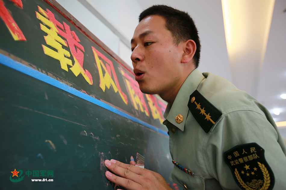 武警官兵这黑板报画的简直"666"啊!