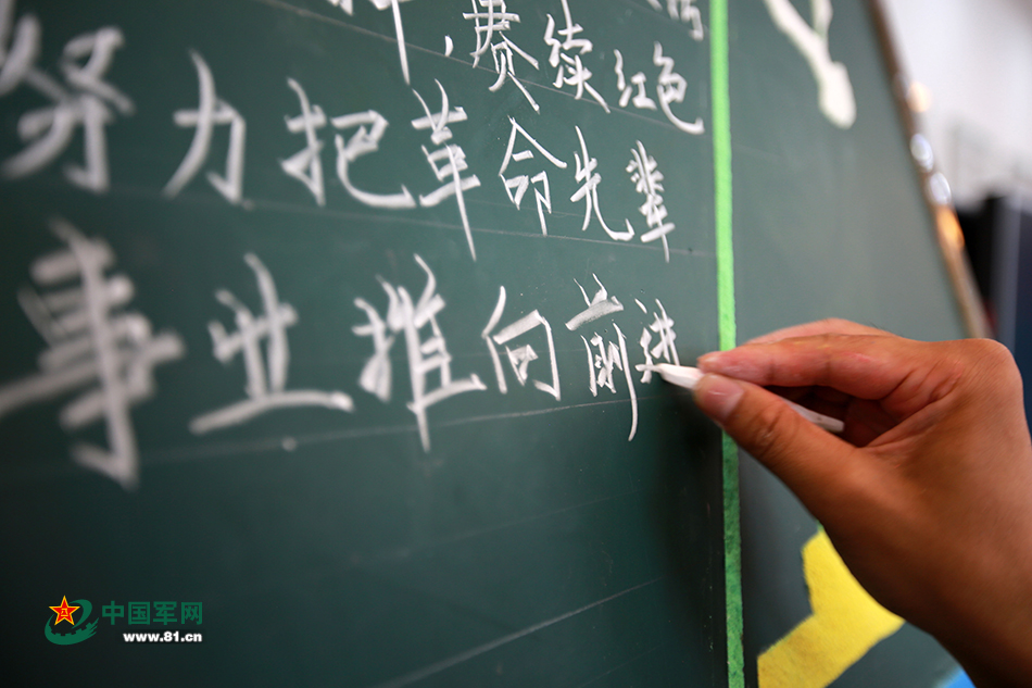 粉笔字,一笔一划彰显参赛选手书写功底.