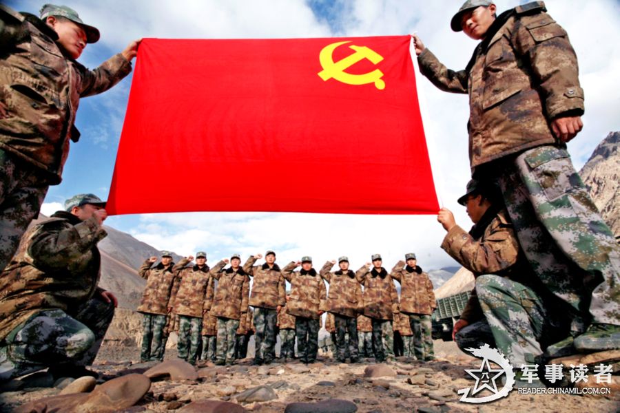 《铁骑走边关:高原汽车兵丹心映昆仑》新党员向党旗宣誓