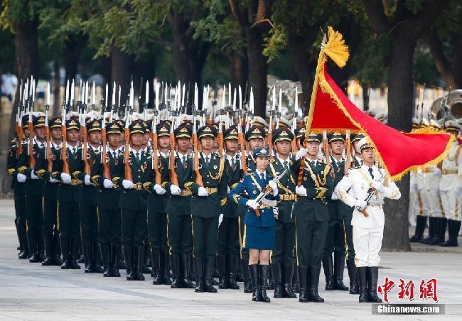 解放军三军仪仗队着新式礼宾服亮相
