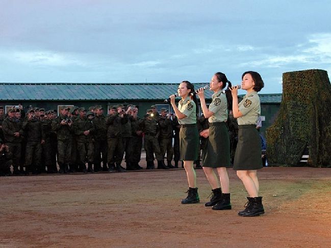 中俄文工团女兵助阵上合军演