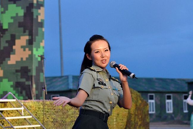中俄文工团女兵助阵上合军演