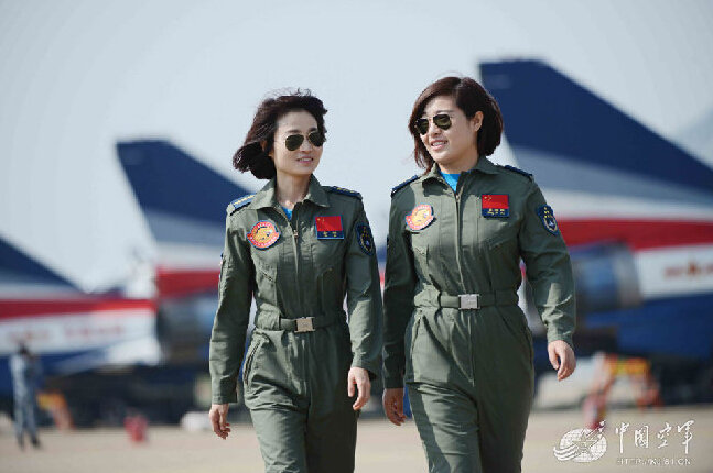沈玲我国首位乘三代战机航拍的女军人