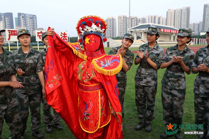 女兵为战友表演"变脸"绝活