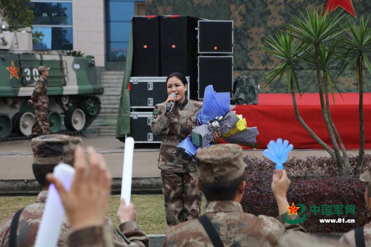 藏族歌唱家索朗旺姆为战士演唱歌曲《再唱山歌给党听》.