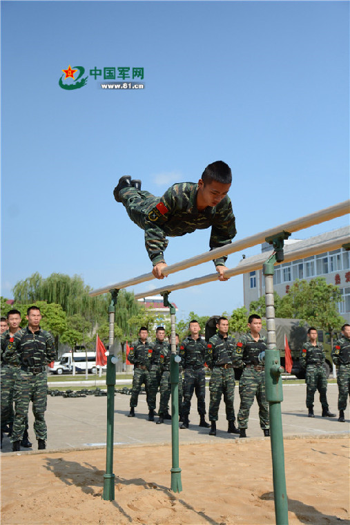 9月19日,武警安徽总队滁州支队特战官兵正在进行器械训练.