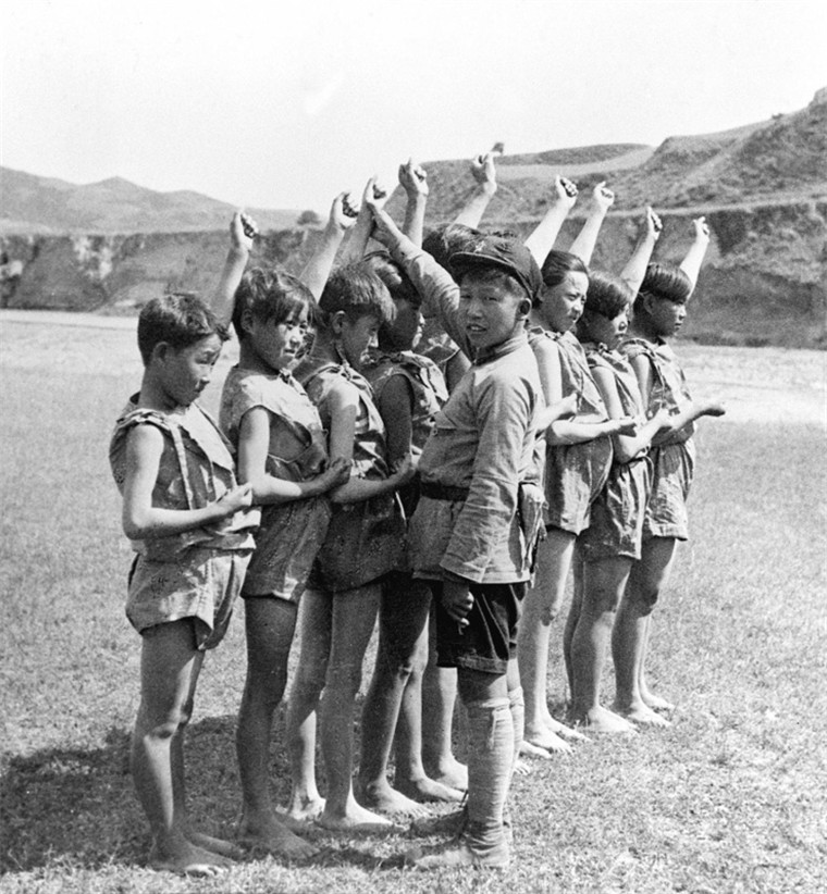 "红小鬼"们在做游戏(资料照片).新华社发(埃德加·斯诺摄)