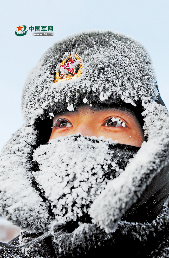 列兵在"东极"过生日 班长用雪做8层"生日雪糕"