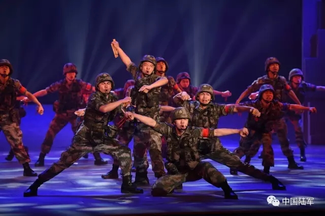 奋进的陆军业余文艺会演霸气刷屏