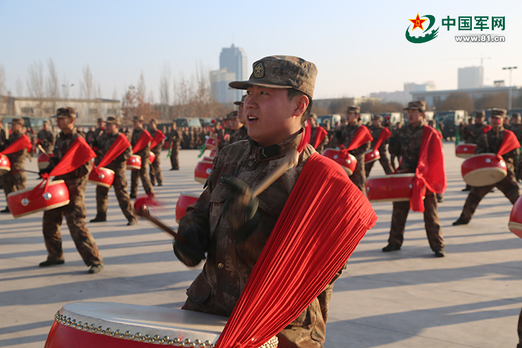 天山雄师大漠边疆迎来乐呵年