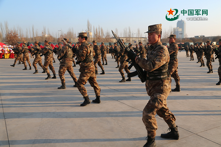天山雄师大漠边疆迎来乐呵年