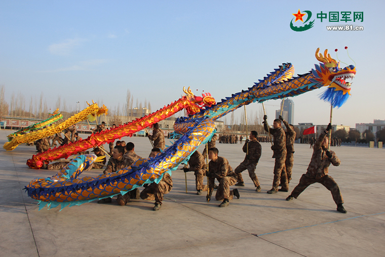 大漠边疆的"天山雄师"迎来个乐呵年