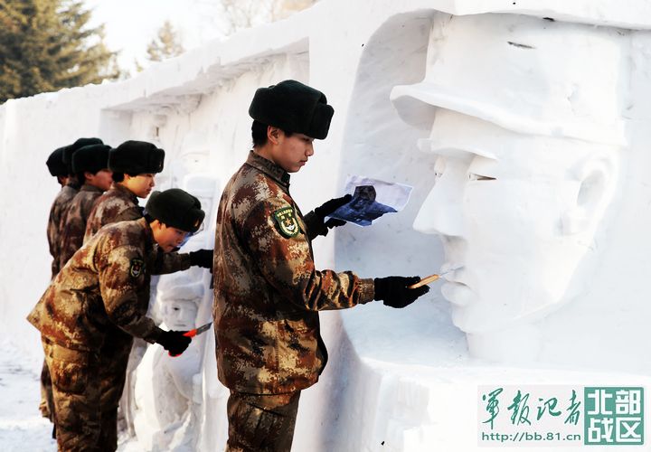 手不要太巧!女兵制作冰雕墙装点军营