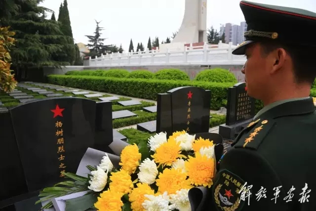 陆军杨根思部队部分官兵代表,来到许昌烈士陵园杨树朋,李磊墓碑前面