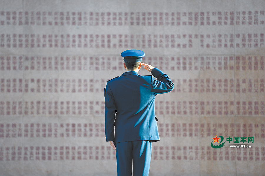 空军有面英雄墙:左侧有父亲,右侧有舅舅