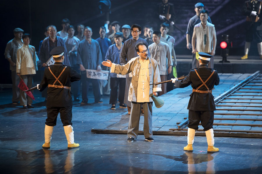 5月11日,演员在话剧《王荷波》中表演.新华社发 熊琦摄