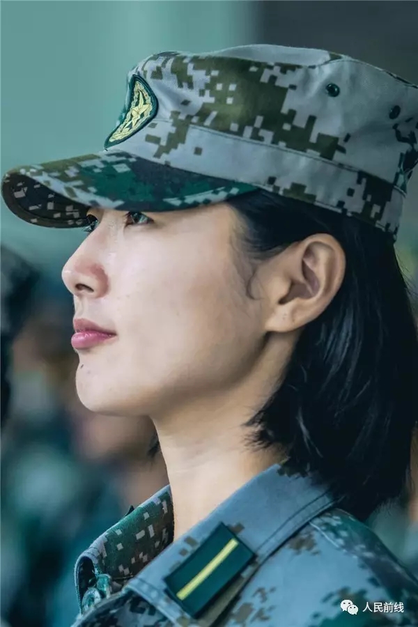 摔跤吧爸爸这部热剧分明就是女兵的真实写照