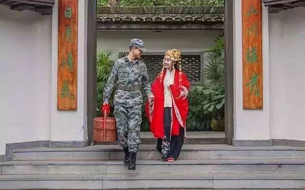 军装与汉服结合这独一无二的婚礼美哭了