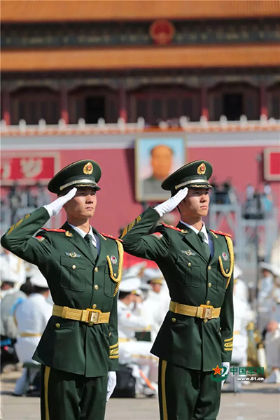 灯光师准备!照照这个自称"少将"的假军人