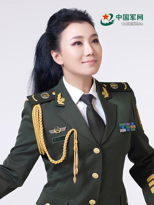 年轻的军旅女歌唱家图片