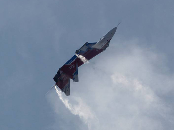 "眼镜蛇机动"是著名的过失速机动动作,就是飞机在超过失速迎角之后