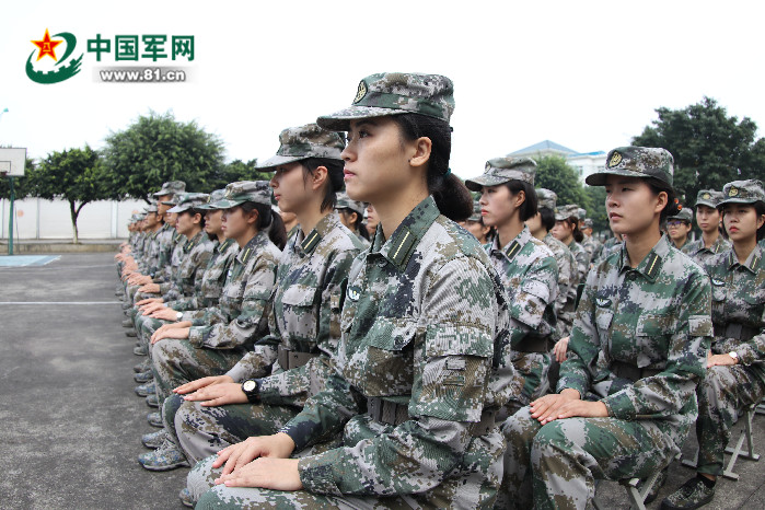 女干部端正坐姿,锻造扎实作风