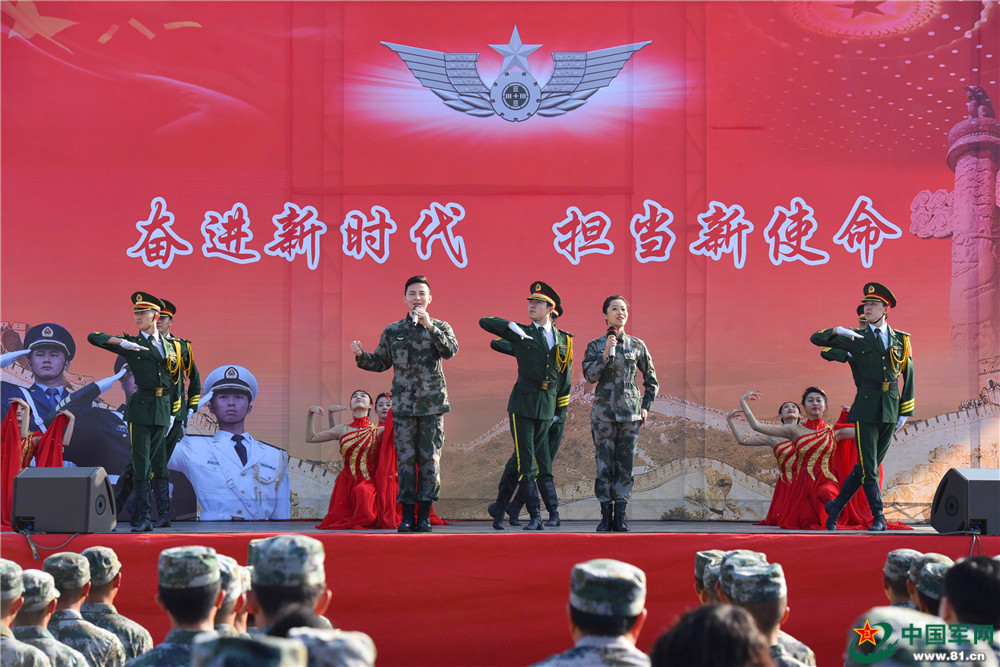 开场歌舞《军旗跟着党旗走》,展示了新时代官兵对党的追随和忠诚.
