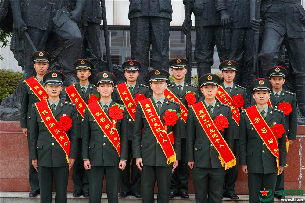 在表彰大会上,我们骄傲地戴着大红花,红绶带,鲜花驽马,阔步向前.