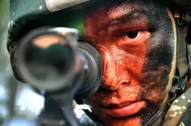 这就是中国军人的样子!那年那月,所有人都被中国军人感动了