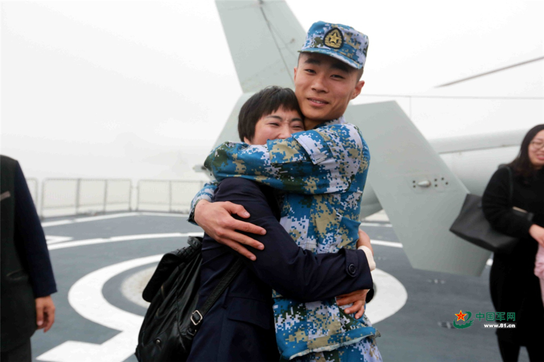 图为编队起航时程宇与母亲紧紧拥抱.张千 摄