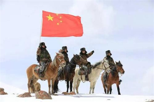 边关的山川每天不同,草木因季而异 这条人踩出的路和那条狍子麂子踩出